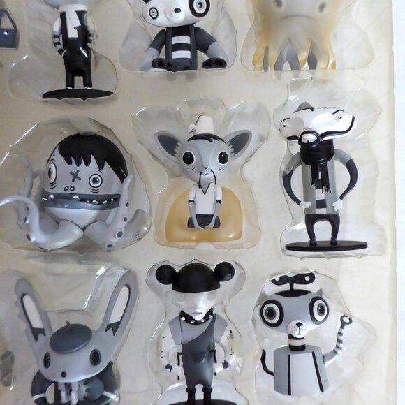RARE NEW 2005 3” SCARY GIRL MONO BLACK WHITE EDITION DESIGNER VINYL FIGURE SET - Picture 8 of 16